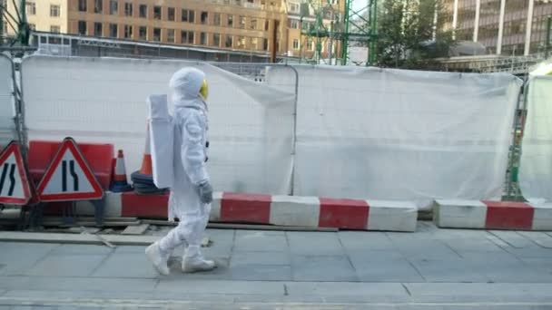 Astronauta Tornato Sulla Terra Camminando Una Strada Deserta Della Città — Video Stock