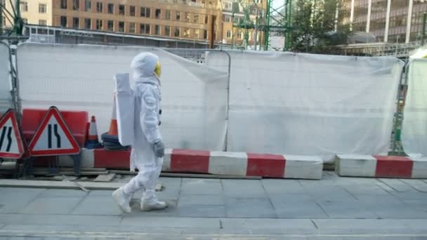 Astronaute Est Revenu Sur Terre Marchant Dans Une Rue Déserte — Video