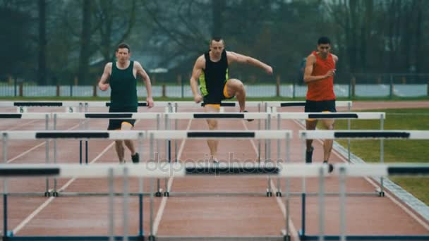 Competitieve Atleten Lopen Springen Obstakels Atletiek Baan — Stockvideo