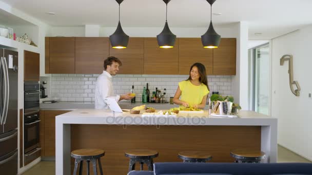 陽気なカップルのラップトップ上のレシピを以下の女性 自宅の台所でチャット — ストック動画