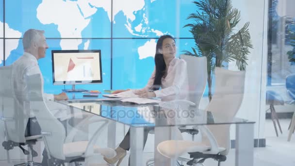 Міжнародний Бізнес Команда Маючи Зустріч Офісі Карта Світу Відео Стіни — стокове відео