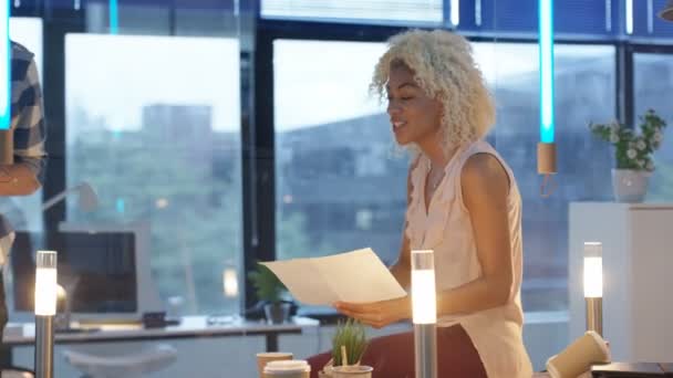 Alegre Equipo Negocios Casual Planeando Mirando Las Figuras Oficina Moderna — Vídeos de Stock