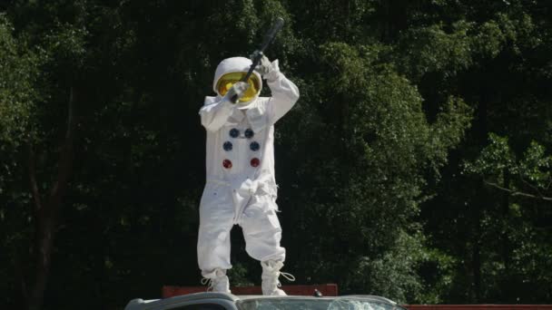 Astronauta Hooligan Rompiendo Parabrisas Coche Con Bate Béisbol — Vídeos de Stock