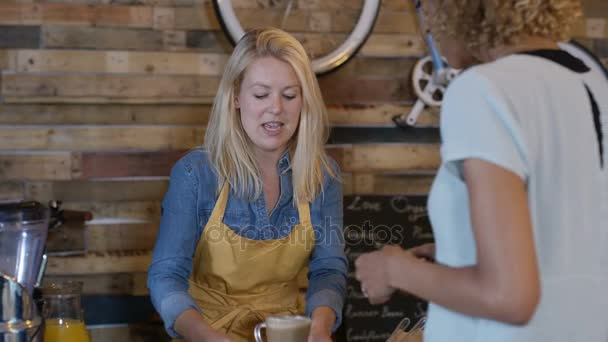 Propietario Cafetería Amable Que Sirve Cliente Toma Pago Sin Contacto — Vídeo de stock