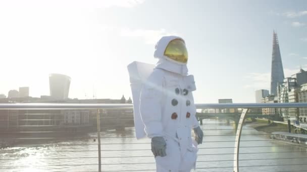 Astronaut Erkundet London Mit Blick Auf Die Stadt — Stockvideo