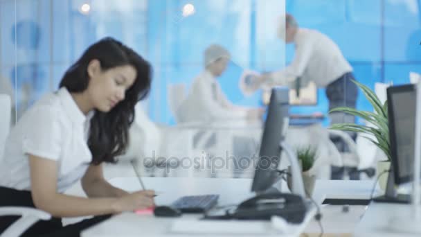 Business Manager Losing His Temper Staff Member While Colleagues Watching — Stock Video