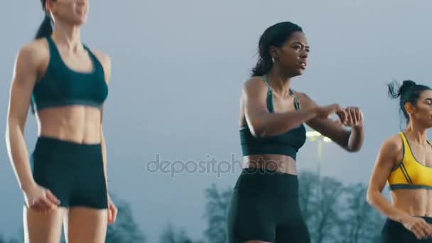 Las Atletas Femeninas Calientan Pista Atletismo Antes Una Carrera — Vídeo de stock