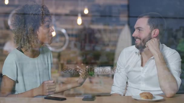 Teman Teman Muda Mengobrol Kafe Kota Dan Pelayan Yang Ramah — Stok Video