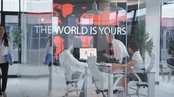 Business Team Ett Möte Tittar Världskartan Med Motiverande Slogan — Stockvideo