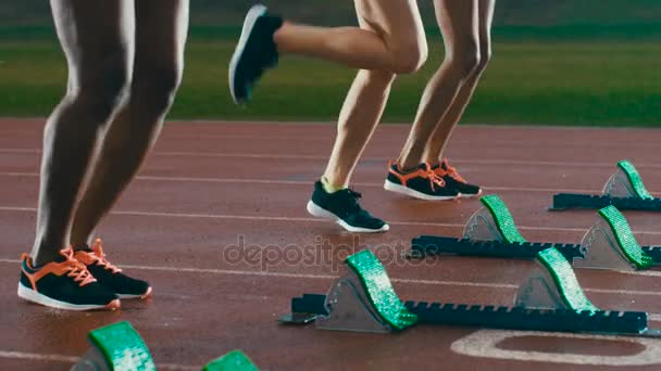 Corredoras Femeninas Pista Atletismo Agachándose Los Bloques Salida Antes Una — Vídeo de stock