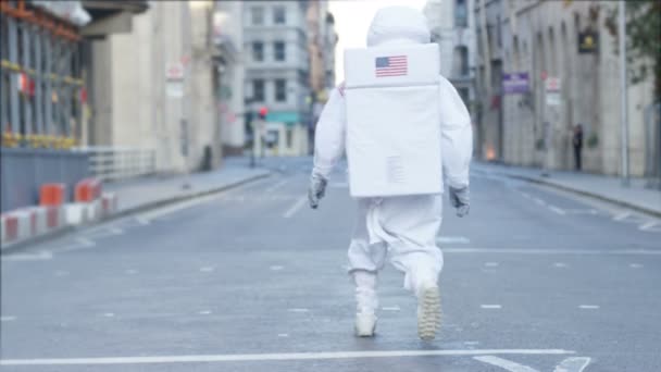Mann Astronautenkleidung Läuft Morgens Durch Die Londoner Straße — Stockvideo
