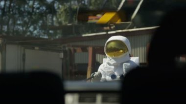 4 k agresif astronot bir beysbol sopası sallanmak araba yaklaşırken demirleyecek yer öfke ile.