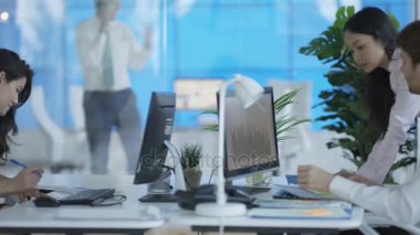4k izlerken meslektaşları süre telefon görüşmesi sırasında öfkesini kaybeden işadamı