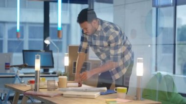 Casual yaratıcı işadamı Office bisiklet ile günün sonunda ayrılıyorum..