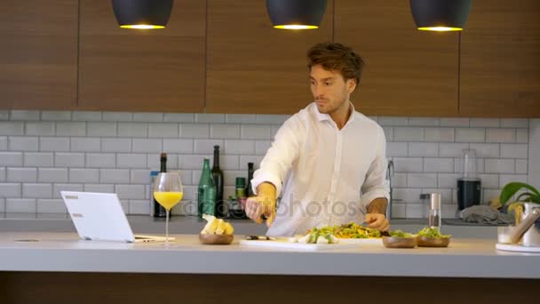 Mann Bereitet Hause Der Küche Mahlzeit Und Befolgt Rezept Auf — Stockvideo