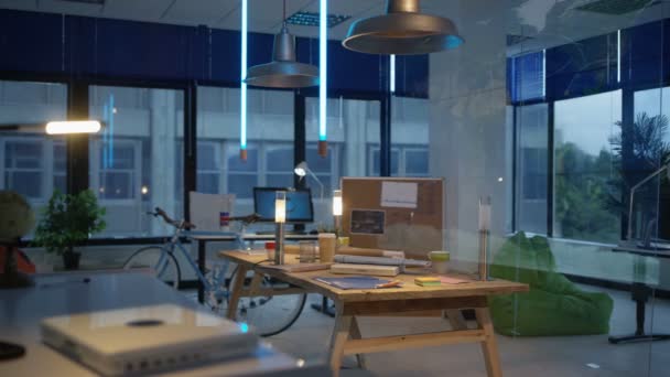 暗い光と空の創造的なオフィスのインテリア — ストック動画