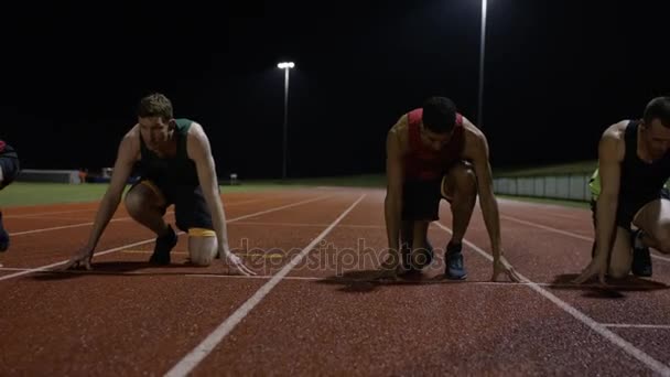 Férfi Atléták Fut Race Nyomon Követése Sötétben — Stock videók