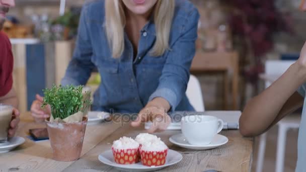 Glada Vänner Umgås City Café Med Kaffe Och Cupcakes — Stockvideo