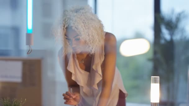 Femme d'affaires créative décontractée quittant le bureau à vélo à la fin de la journée .