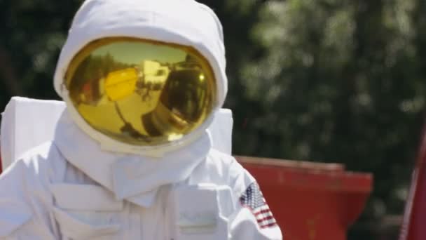 Uomo Aggressivo Tuta Astronauta Vandalizzare Una Macchina Con Una Mazza — Video Stock