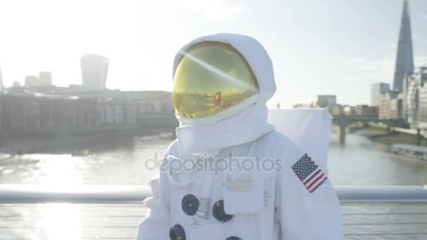 Astronaut Att Utforska London Tittar Vyn Över Staden — Stockvideo
