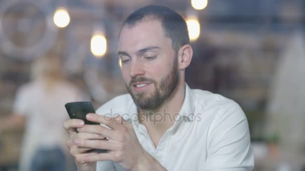 Portret Van Man Met Smartphone Een Café — Stockvideo