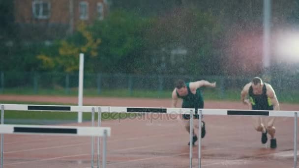 Sportovci Výcviku Trať Běhání Skákání Přes Překážky Dešti — Stock video