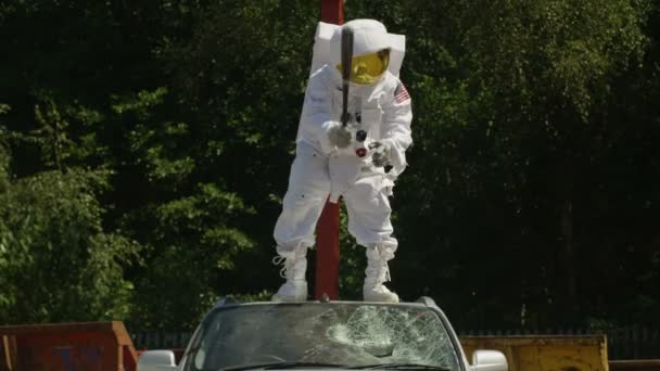 野球のバットで車のフロント ガラスを破りフーリガン宇宙飛行士 — ストック動画