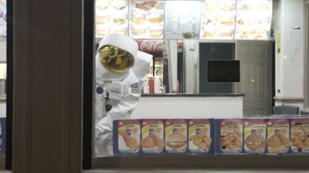 Astronauta Terno Espaço Total Varrendo Chão Loja Fast Food — Vídeo de Stock