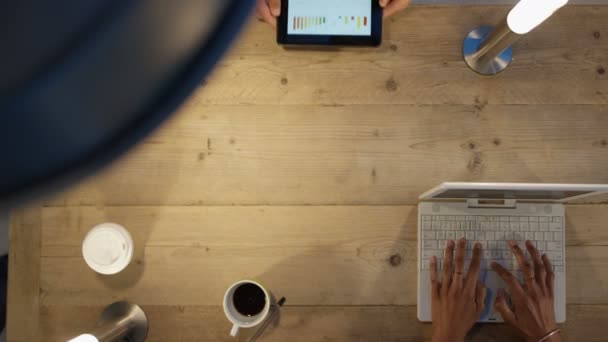 사무실 노트북 태블릿 인식할 비즈니스 팀에서 아래를 내려다 보면서 — 비디오