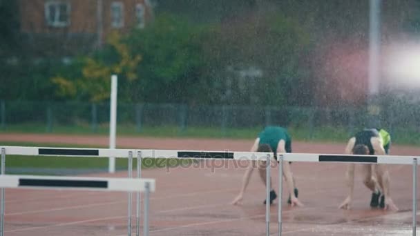 選手サーキット トレーニング 実行している 雨の中でのハードルを飛び越す — ストック動画