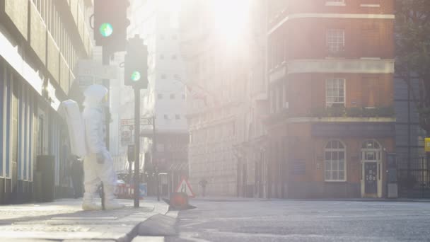 Homem Vestido Astronauta Atravessando Rua Londres Pela Manhã — Vídeo de Stock