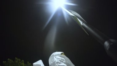 kayıp 4k astronot kentsel ortamda kentin içinde geceleri yürüyüş