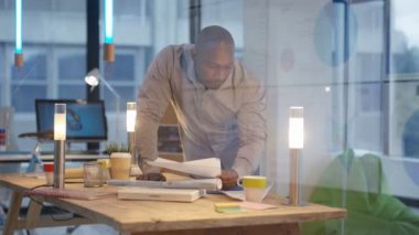 Casual yaratıcı işadamı Office bisiklet ile günün sonunda ayrılıyorum..
