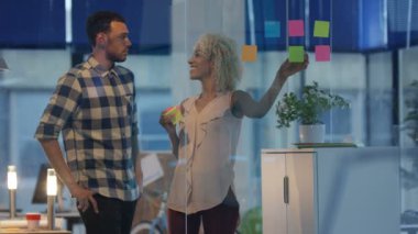 İş adamı ve yaratıcı Office yapışkan notlar ile beyin fırtınası kadın.