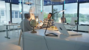 Yaratıcı iş takım modern ofis içinde yapışkan notlar ile beyin fırtınası.