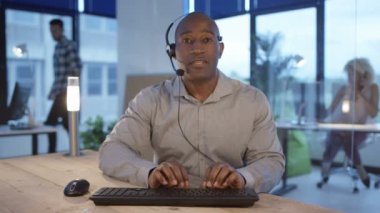 Müşteri Servisi operatör video seslenmek yolu ile bir müşteri yardımcı ofiste. Ekran 's pov--dan görüldüğü gibi.