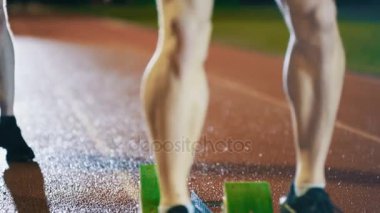 atletizm, 4 k erkek koşucu başlayan blok bir yarıştan önce çömelme izlemek