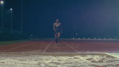 4 k kadın uzun atlama atletizm parça içinde belgili tanımlık karanlık yağmur, eğitim