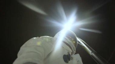 kayıp 4k astronot kentsel ortamda kentin içinde geceleri yürüyüş