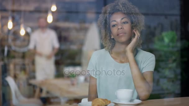 Retrato Mujer Relajándose Café Con Taza Café — Vídeo de stock