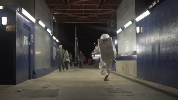 Man Gekleed Astronaut Pak Amusant Voorbijgangers Met Zijn Dansen — Stockvideo