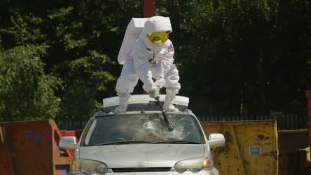 Astronauta Hooligan Rompiendo Parabrisas Coche Con Bate Béisbol — Vídeo de stock