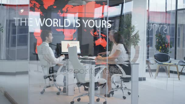 Business Team Meeting Looking World Map Motivational Slogan — Stock Video