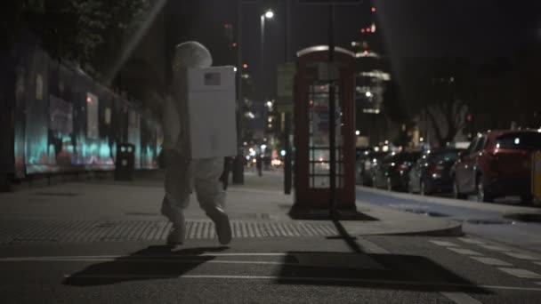 Homem Vestido Astronauta Terno Divertido Transeuntes Com Sua Dança — Vídeo de Stock