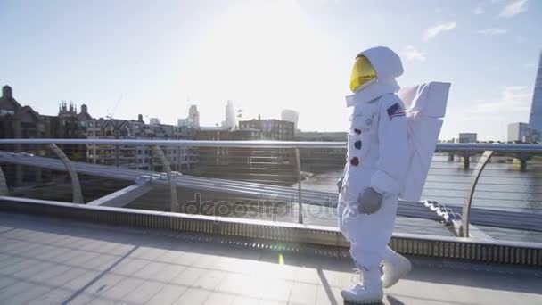 Astronaut Verkennen Van Londen Lopen Millennium Footbridge — Stockvideo