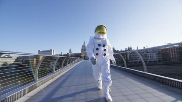 Astronauta Explorando Londres Atravessando Ponte Milênio — Vídeo de Stock