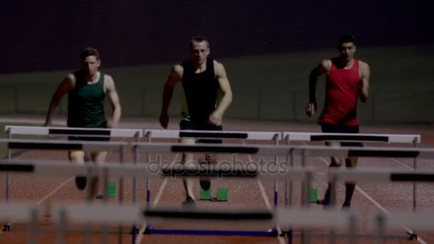 Конкурентоспособные Спортсмены Бегают Прыгают Через Препятствия Легкой Атлетике — стоковое видео