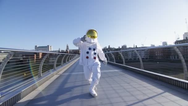 有趣的宇航员探索伦敦 在千禧行人天桥上跳舞 — 图库视频影像