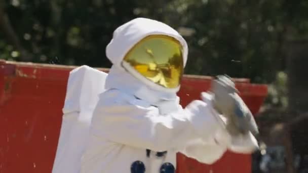 Hooligan Astronaut Zertrümmert Autoscheibe Mit Baseballschläger — Stockvideo